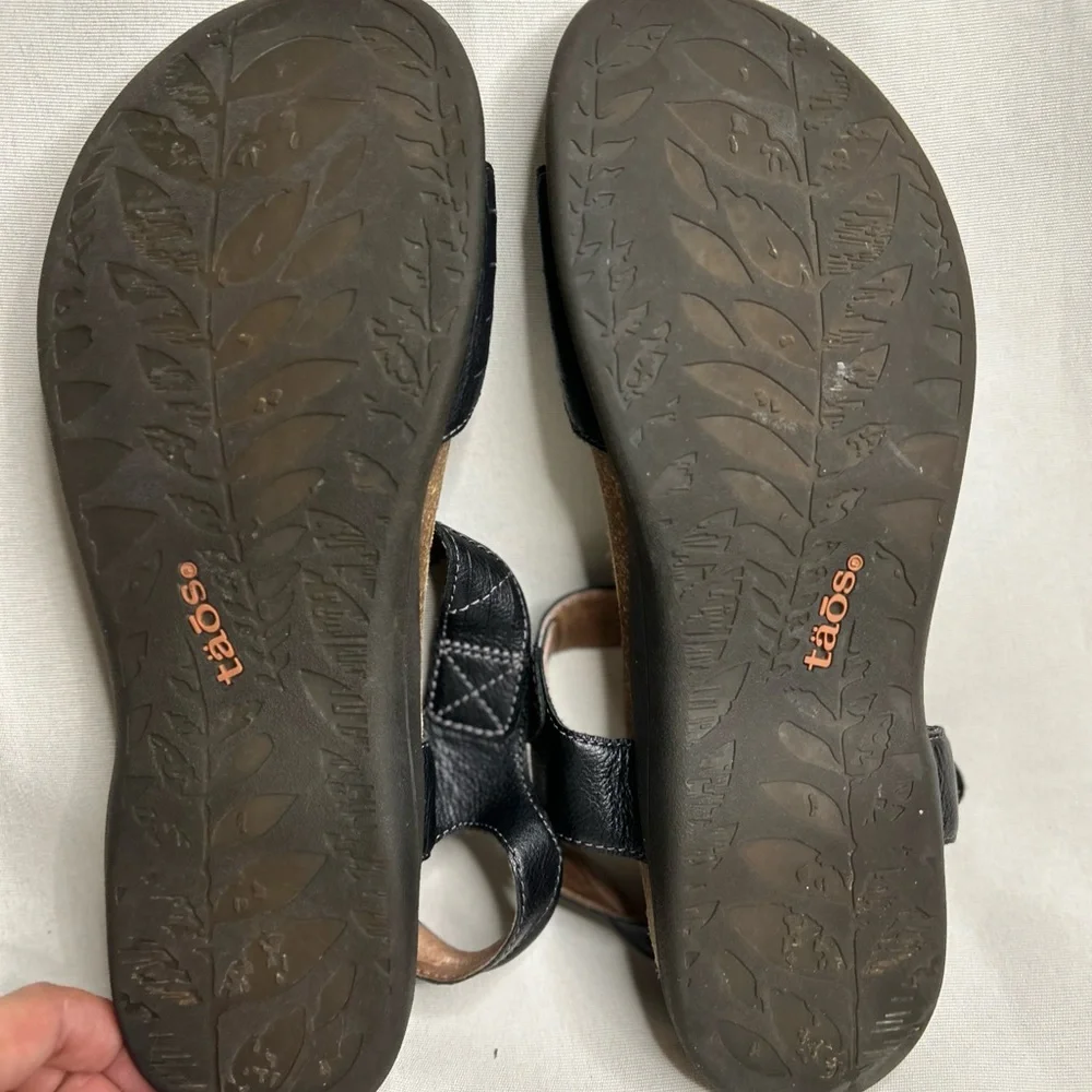 Taos Footwear Black Leather Slingback Sandals with Silver Medallion - Picture 4 of 8